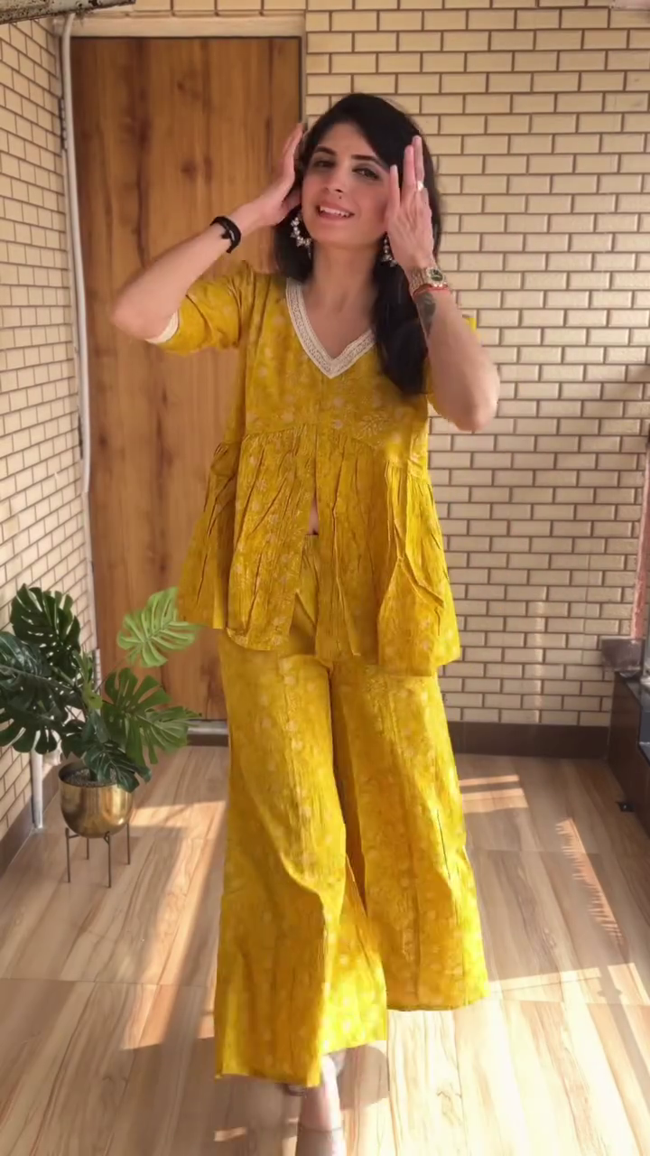 Casual Chic Mirror Selfie in Printed Tie-Up Top and Wide-