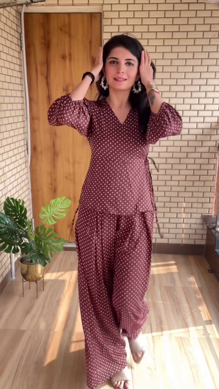 Casual Chic Mirror Selfie in Printed Tie-Up Top and Wide-