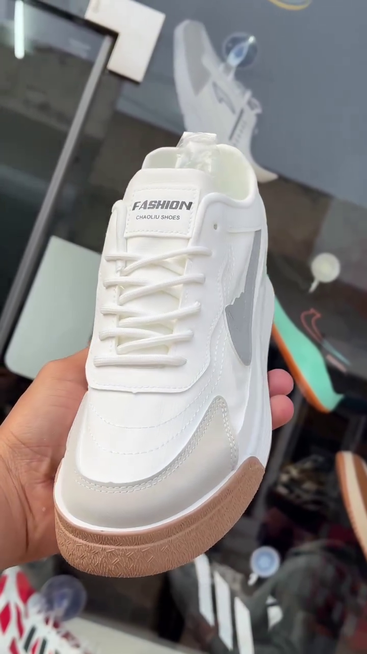 Premium White Casual Sneakers with Modern Streetwear Appeal