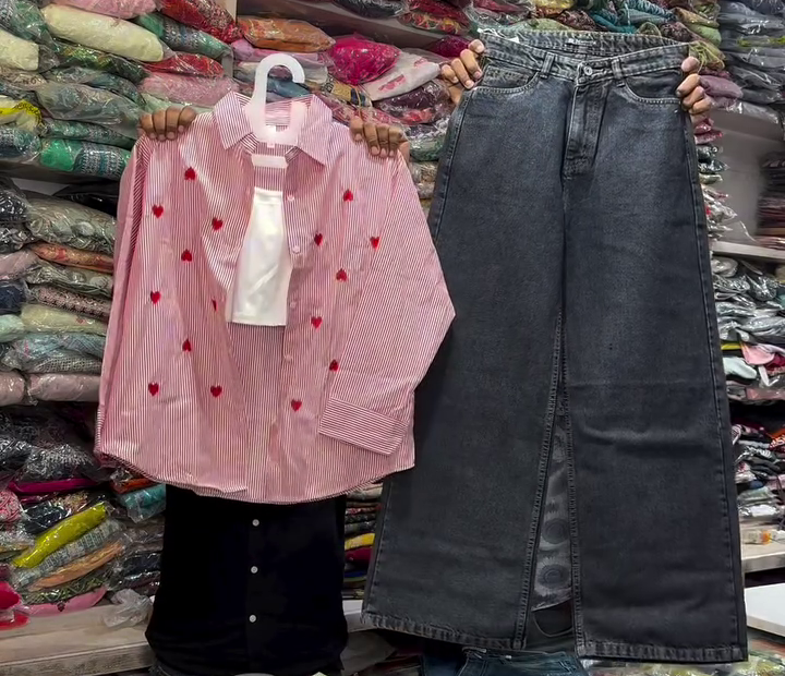 Trendy Wide-Leg Black Jeans with Stylish Heart Shirt Outfit Combination