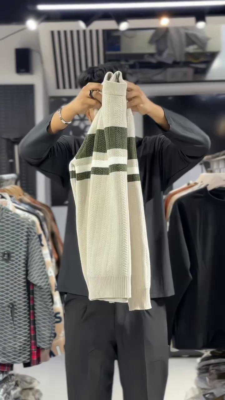 Cream & Grey Color-Block Knit Sweater for Modern Casual Style