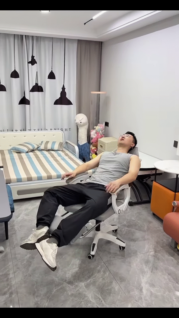 🪑 Title: “Sit Back, Relax & Work in Style – The Ultimate Reclining Office Chair!” - Image 4