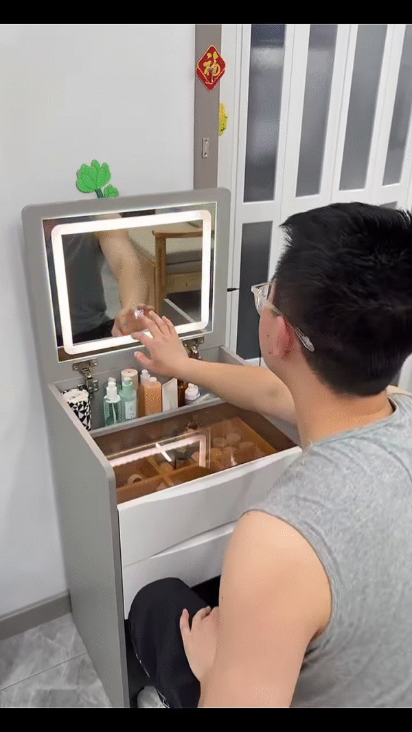 🪞✨ Transform Your Space with This Hidden Vanity Table! ✨🪑