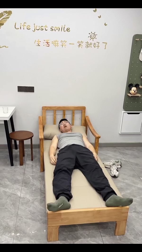 🛋️➡️🛏️ The Sofa That Transforms into a Bed – Comfort & Function in One! 🌟 - Image 3