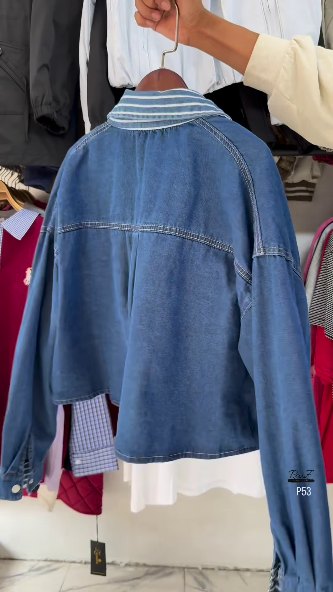 Cropped Washed Denim Shirt with White Inner – Layered Street Style Essential for Casual Chic Look - Image 3